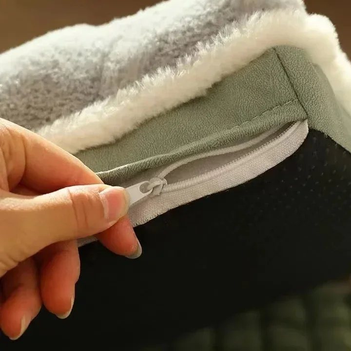 Mano abriendo la cremallera de la funda de la cama