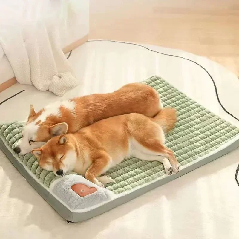 Cama acolchada verde salvia con dos perros dormidos